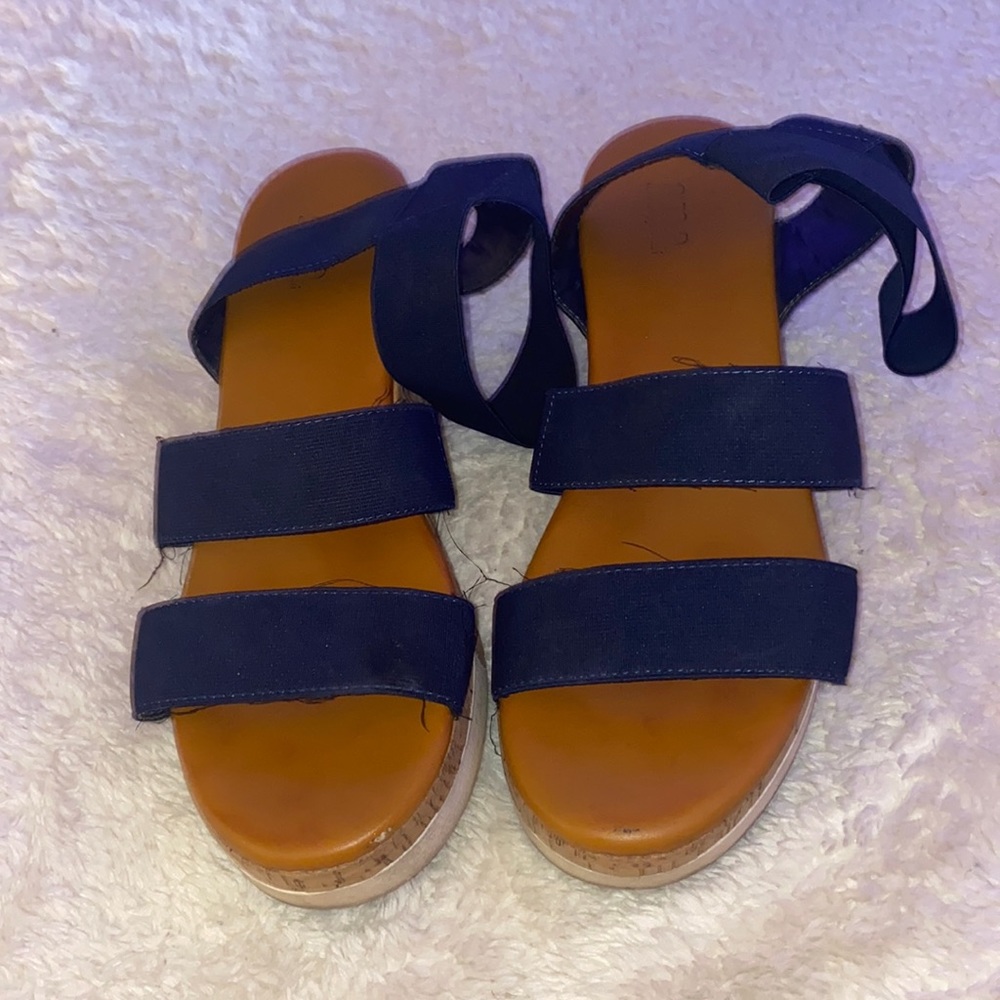 I am selling some shoes, they are a size 10, the brand is Anna Eliza